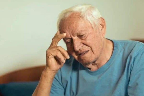 為什么會出現(xiàn)老年癡呆？老年癡呆一般的誘發(fā)條件！